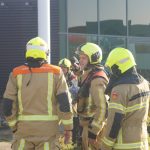 Grote brand in leegstaand pand op industrieterrein, zwarte rook boven A20