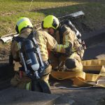 Grote brand in leegstaand pand op industrieterrein, zwarte rook boven A20