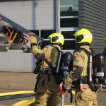 Grote brand in leegstaand pand op industrieterrein, zwarte rook boven A20