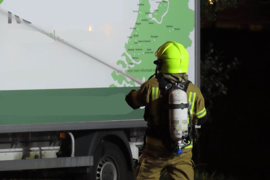 Grote brand op parkeerdak van groothandel in Maasdijk