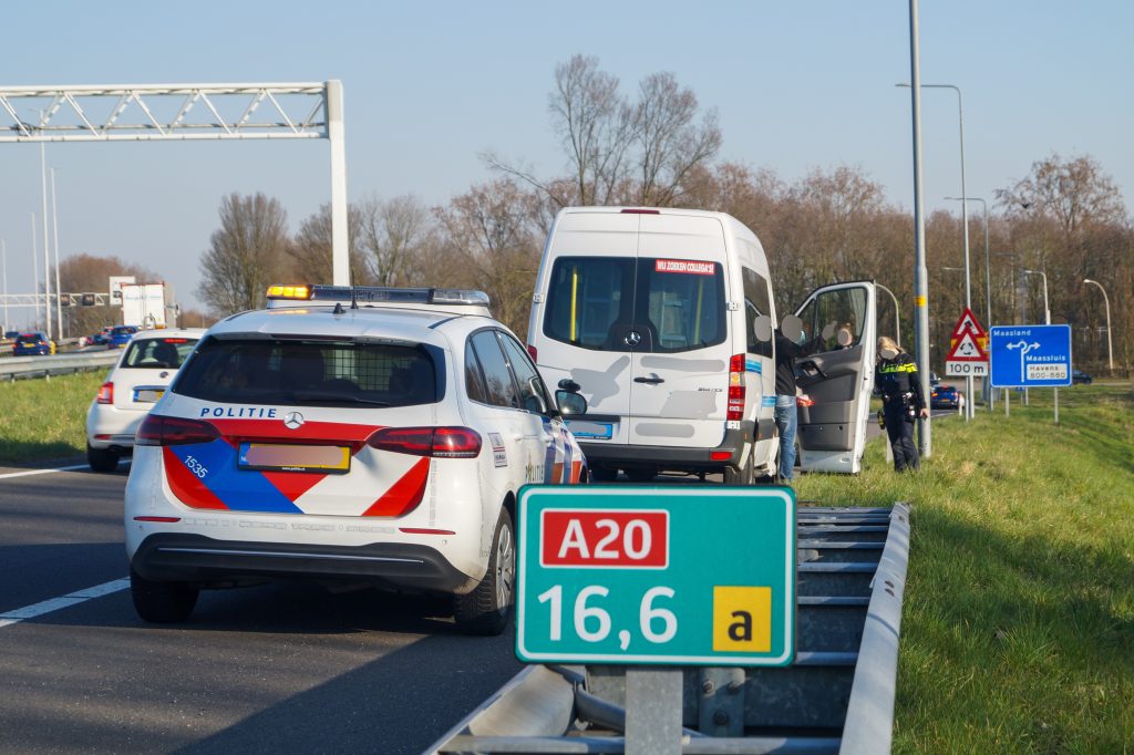 Twee ongevallen op de afrit A20 bij Maassluis: eerst blikschade, later inzet ambulance
