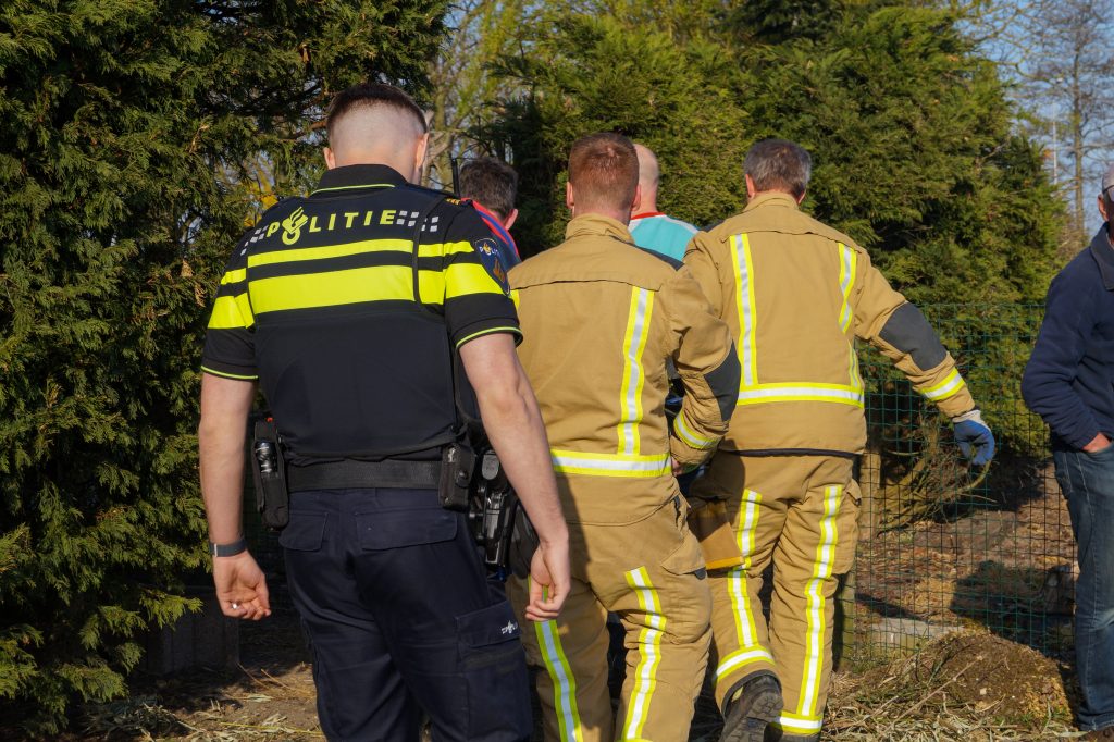 Man met scootmobiel belandt in sloot achter zijn tuin in Maasland