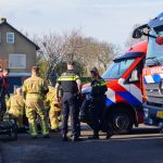 Man met scootmobiel belandt in sloot achter zijn tuin in Maasland