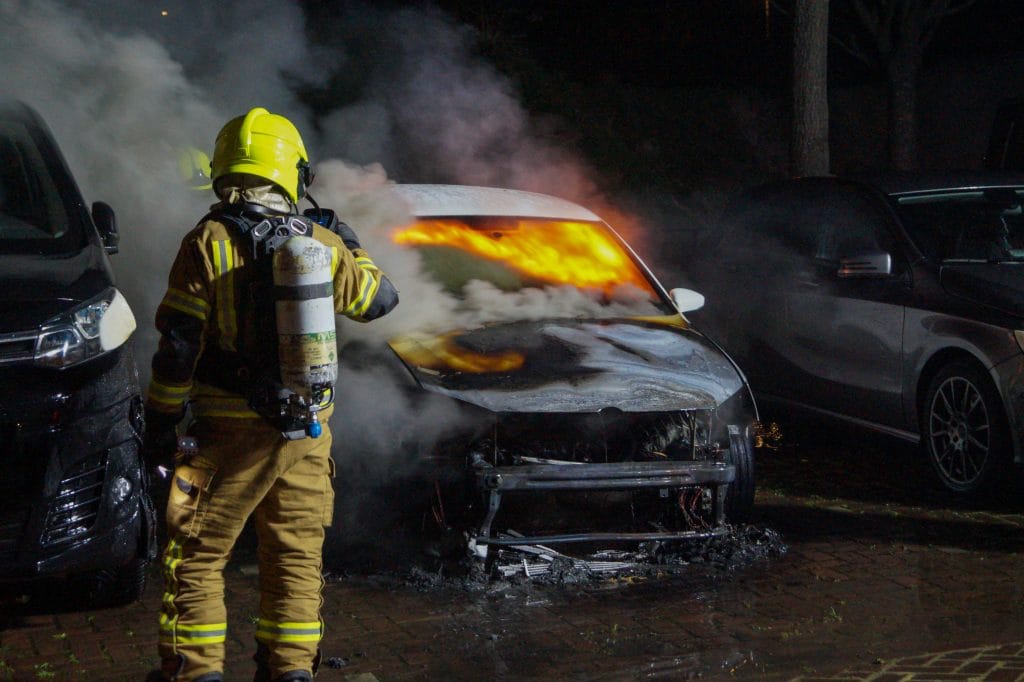 Felle vlammen verwoesten auto, mogelijk brandstichting in Maassluis