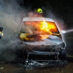 Felle vlammen verwoesten auto, mogelijk brandstichting in Maassluis
