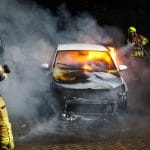 Felle vlammen verwoesten auto, mogelijk brandstichting in Maassluis