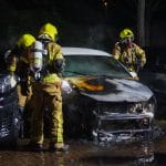 Felle vlammen verwoesten auto, mogelijk brandstichting in Maassluis