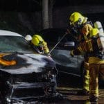 Felle vlammen verwoesten auto, mogelijk brandstichting in Maassluis