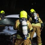 Felle vlammen verwoesten auto, mogelijk brandstichting in Maassluis