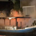 Brand op rondvaartboot in Maassluis, hulpdiensten massaal ingezet