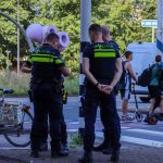 Fietser gewond bij aanrijding met auto op rotonde Rozenlaan in Maassluis