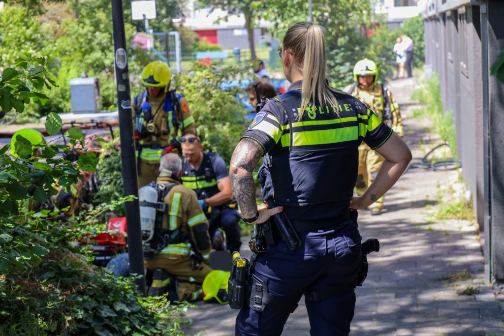 Woningbrand op Jongkindstraat in Maassluis: bewoner buiten bewustzijn uit woning gehaald