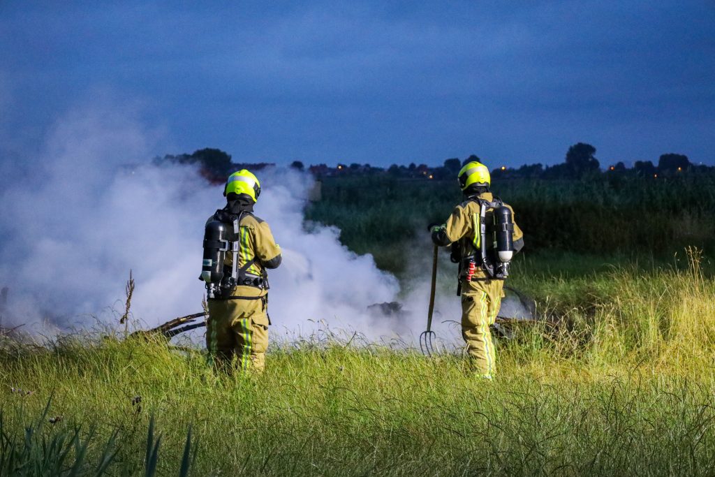 Brandweer rukt met spoed uit voor smeulende hoop groenafval op Doelpad