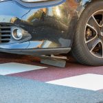 Fietser lichtgewond na aanrijding met auto op Westlandseweg in Maassluis