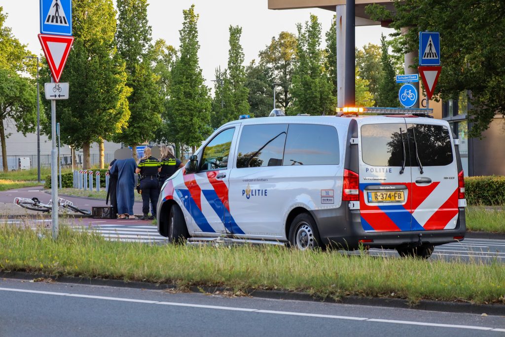 Fietser lichtgewond na aanrijding met auto op Westlandseweg in Maassluis