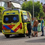 Oudere bestuurster botst tegen lage tuinmuur op Koningin Julianaweg in Maasland