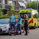 Oudere bestuurster botst tegen lage tuinmuur op Koningin Julianaweg in Maasland