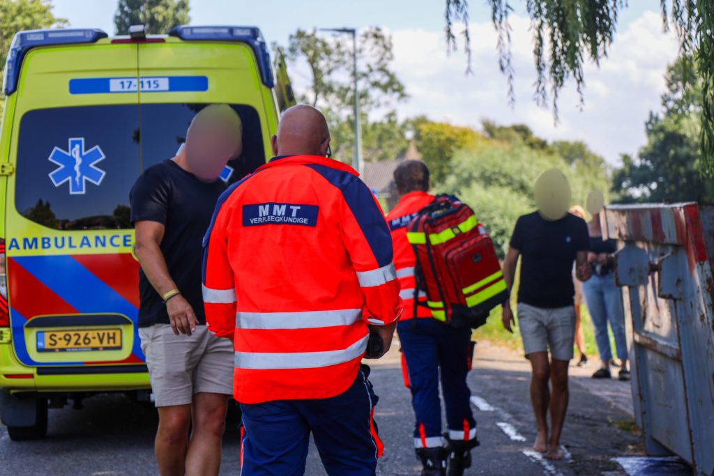 Fietser gewond na val door slecht wegdek op de Zuidbuurt in Maassluis