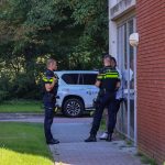 Drie verdachten bedreigen slachtoffers met mes en vuurwapen bij woningoverval