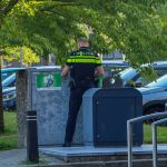 Drie verdachten bedreigen slachtoffers met mes en vuurwapen bij woningoverval