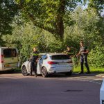 Drie verdachten bedreigen slachtoffers met mes en vuurwapen bij woningoverval