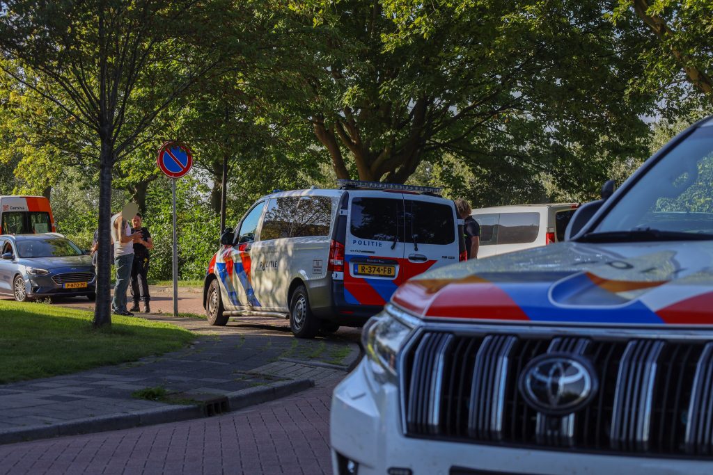 Drie verdachten bedreigen slachtoffers met mes en vuurwapen bij woningoverval