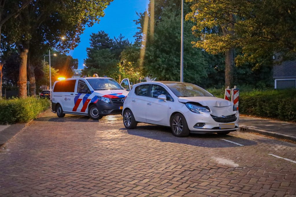 Ongeval met drie voertuigen op de Dennedal in Maassluis