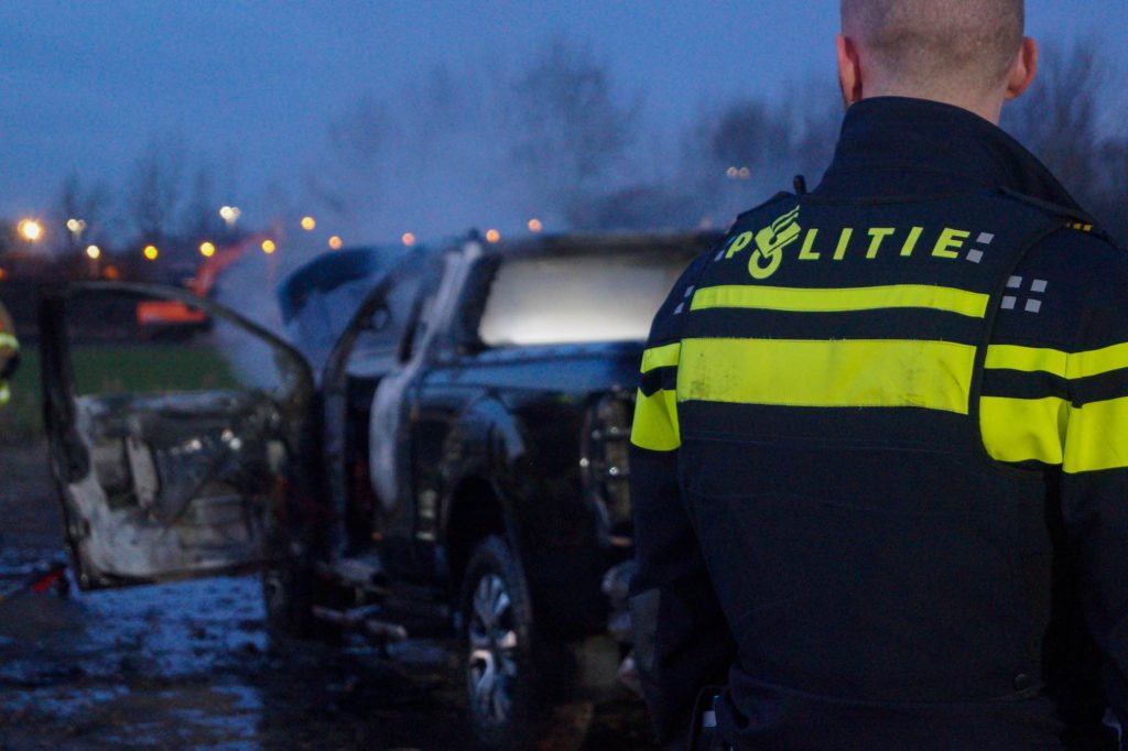 Pickup truck in brand op bouwterrein in Maassluis