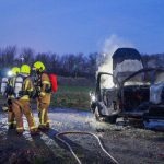 Pickup truck in brand op bouwterrein in Maassluis
