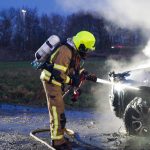 Pickup truck in brand op bouwterrein in Maassluis