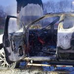 Pickup truck in brand op bouwterrein in Maassluis
