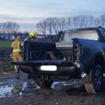 Pickup truck in brand op bouwterrein in Maassluis