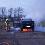 Pickup truck in brand op bouwterrein in Maassluis