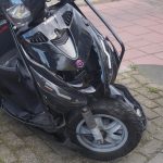 Scooterrijder zwaargewond na botsing met bestelbus