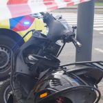 Scooterrijder zwaargewond na botsing met bestelbus