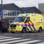 Scooterrijder zwaargewond na botsing met bestelbus