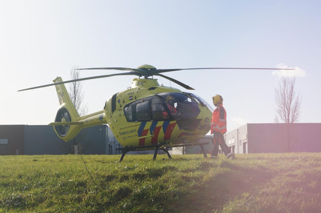Scooterrijder zwaargewond na botsing met bestelbus