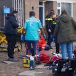 Scooterrijder zwaargewond na botsing met bestelbus