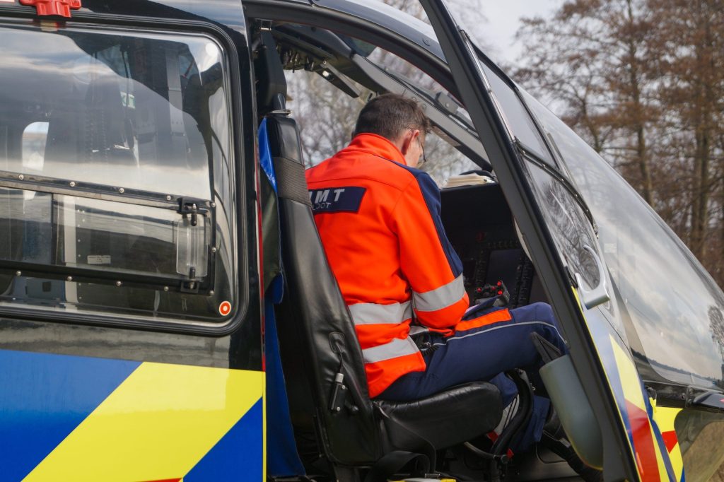 Traumahelikopter ingezet na bedrijfsongeval in Maasdijk