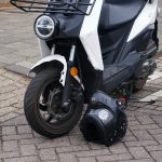 Verkeersongeval tussen scooter en auto op de P.J. Troelstraweg in Maassluis
