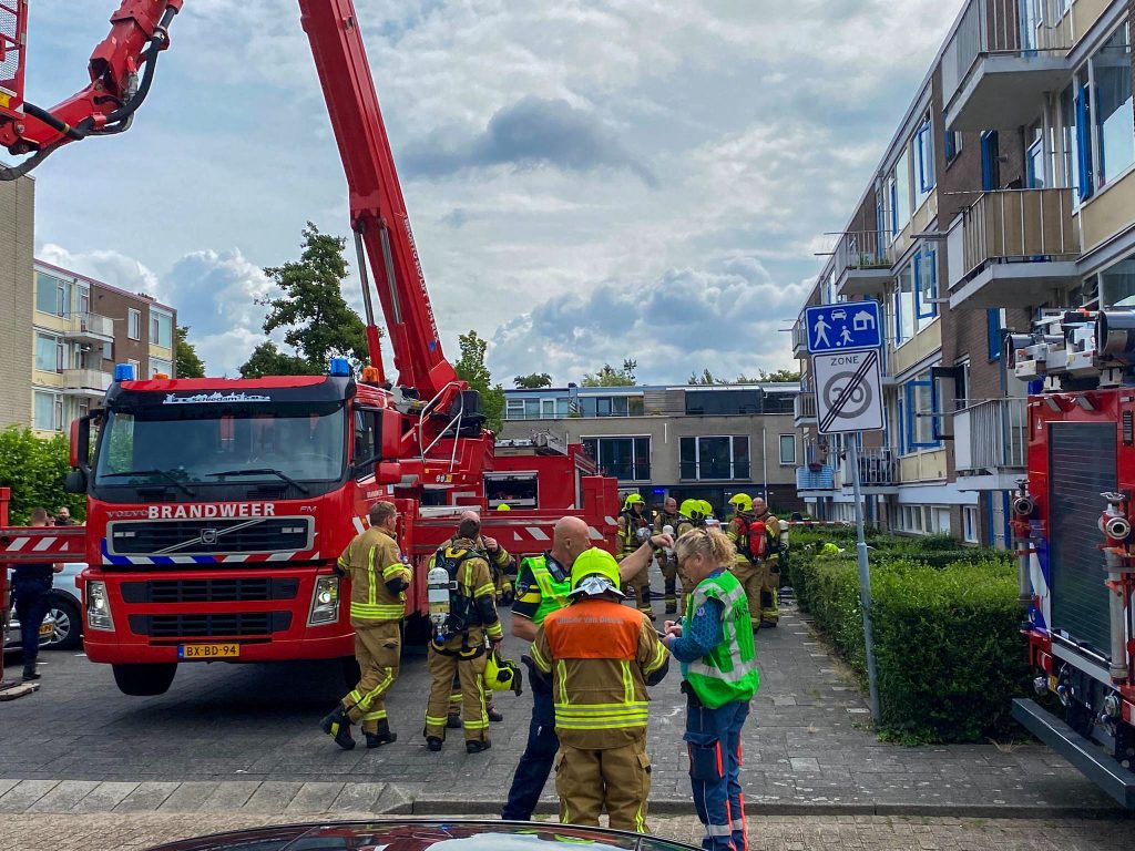Grote brand in flat Vlaardingen: bewoners gered door brandweer via balkon en vluchtmaskers