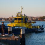 Auto te water bij veerpont Rozenburg, verdachte aangehouden