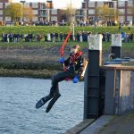 Auto te water bij veerpont Rozenburg, verdachte aangehouden