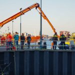 Auto te water bij veerpont Rozenburg, verdachte aangehouden