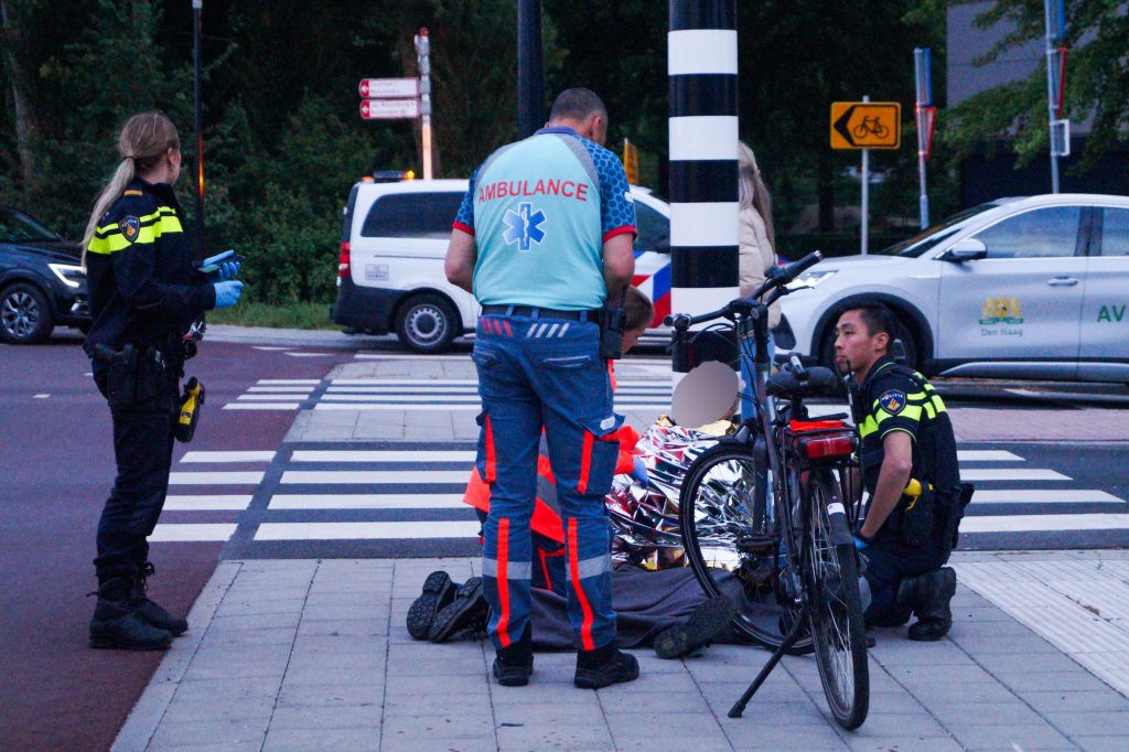 Auto botst op fietser op rotonde Westlandseweg in Maassluis