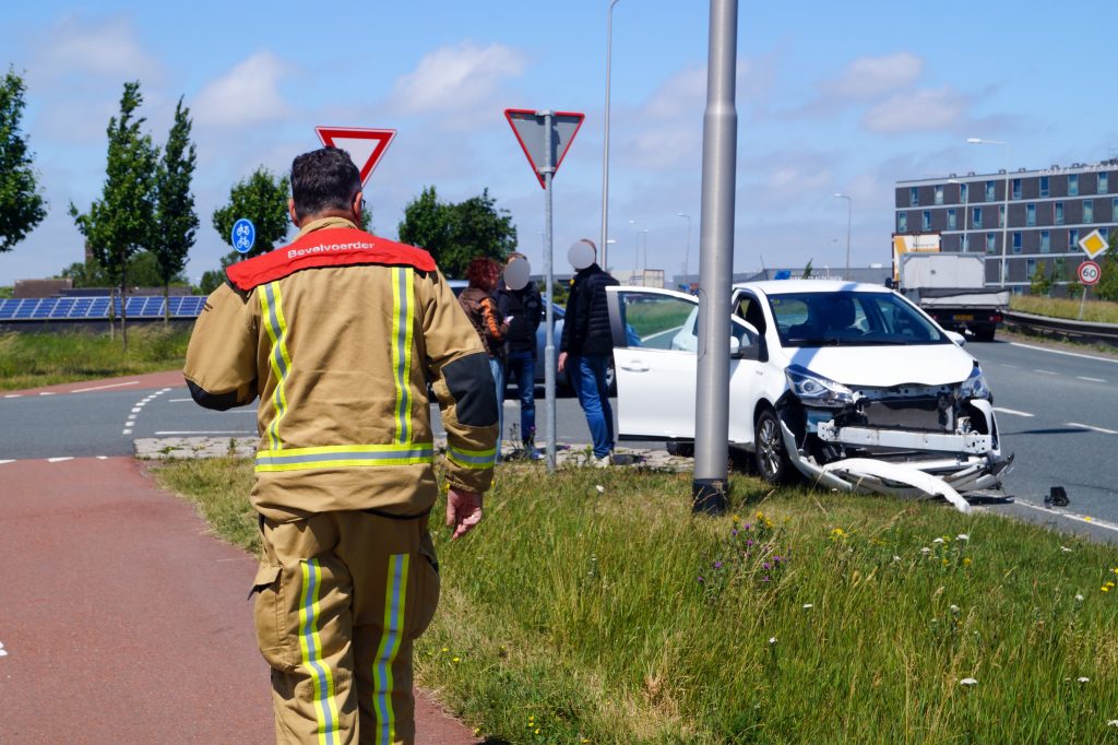 Diesellekkage na botsing tussen vrachtwagen en auto op Maasdijk