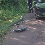 Auto rijdt lantaarnpaal omver op Rozenlaan in Maassluis