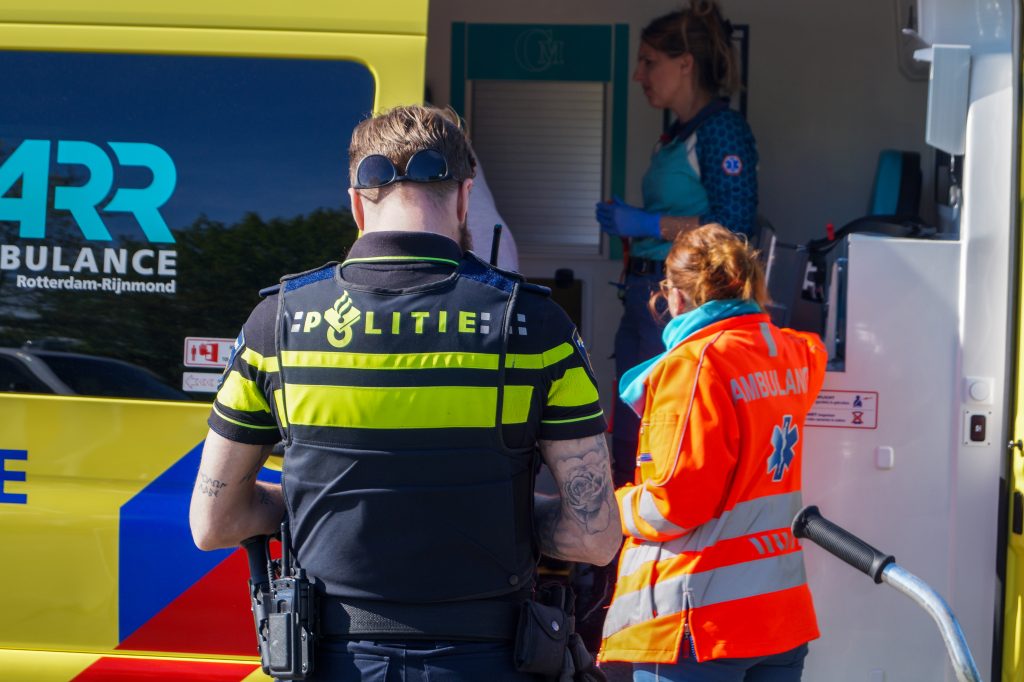 Fietser naar ziekenhuis na conflict met automobilist op Industrieweg in Maassluis