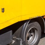 Voetganger gewond na aanrijding met vrachtwagen op Maasdijk