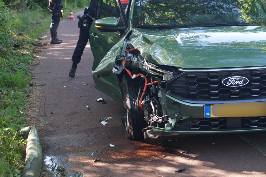 Auto rijdt lantaarnpaal omver op Rozenlaan in Maassluis